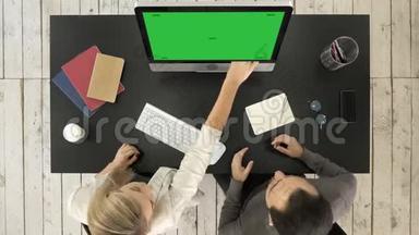 两位经理在电脑<strong>屏</strong>幕上讨论项目。 <strong>绿</strong>色<strong>屏</strong>幕模拟显示。